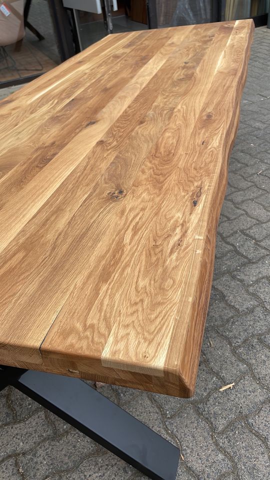 Esstisch Tisch + Massivholz Eiche + Baumkante + Spider Gestell – möbel-outlet-24